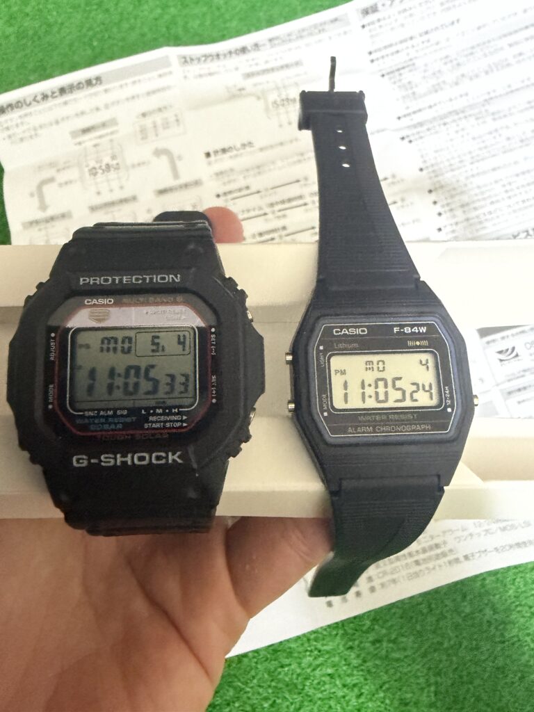 チプカシF-84WとG-SHOCKを並べて比較した写真｜サイズ感の違いが一目で分かる