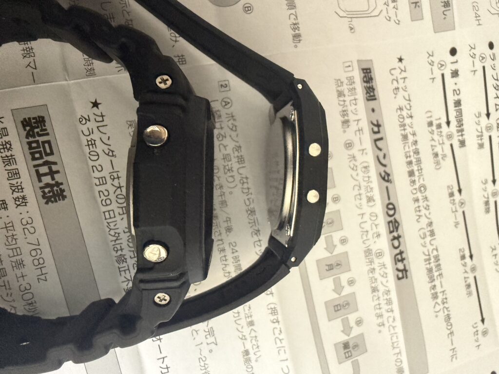 チプカシF-84Wの薄さを横から撮影｜厚さ8.5mmの実機写真