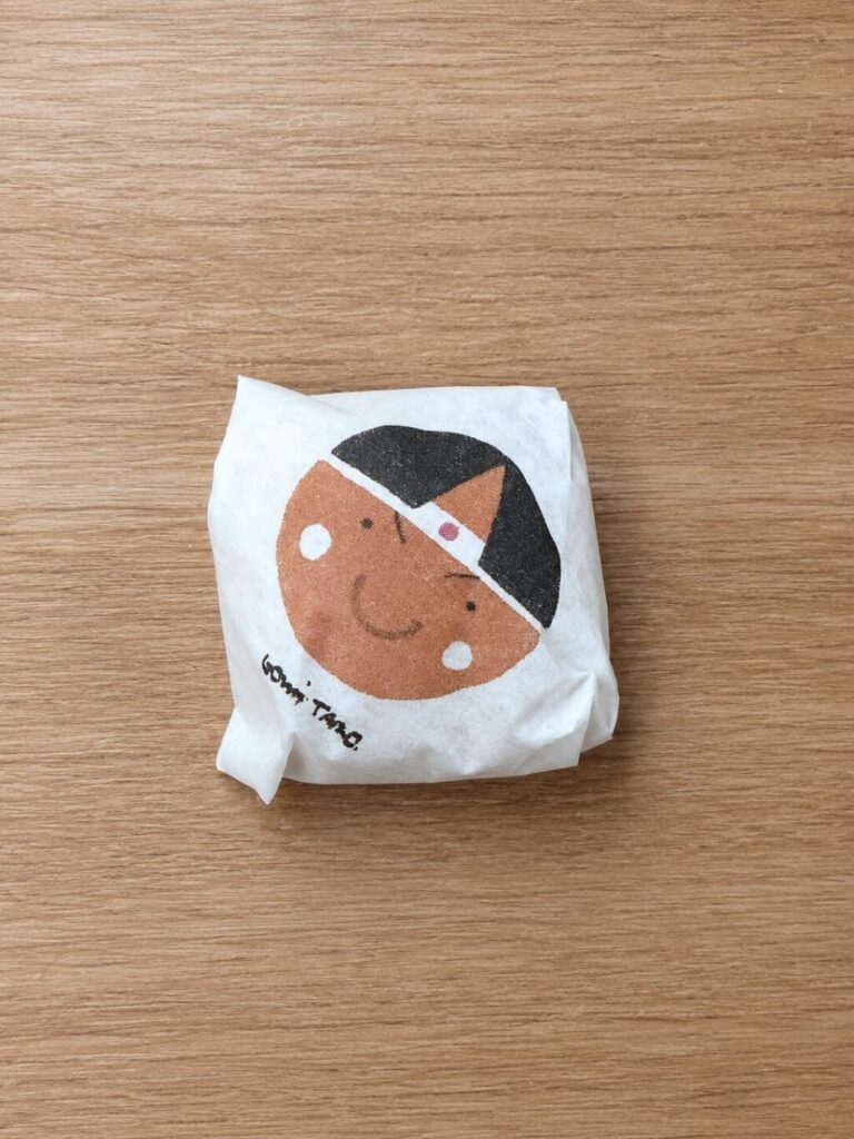 1個ずつ和紙で個包装された廣榮堂のきびだんご（桃太郎柄）