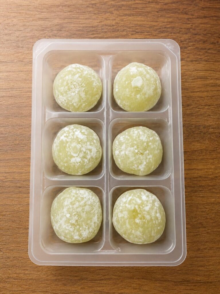 トレイに並んだマスカット味きびだんご6粒。うっすら黄緑がかった丸いおだんご
