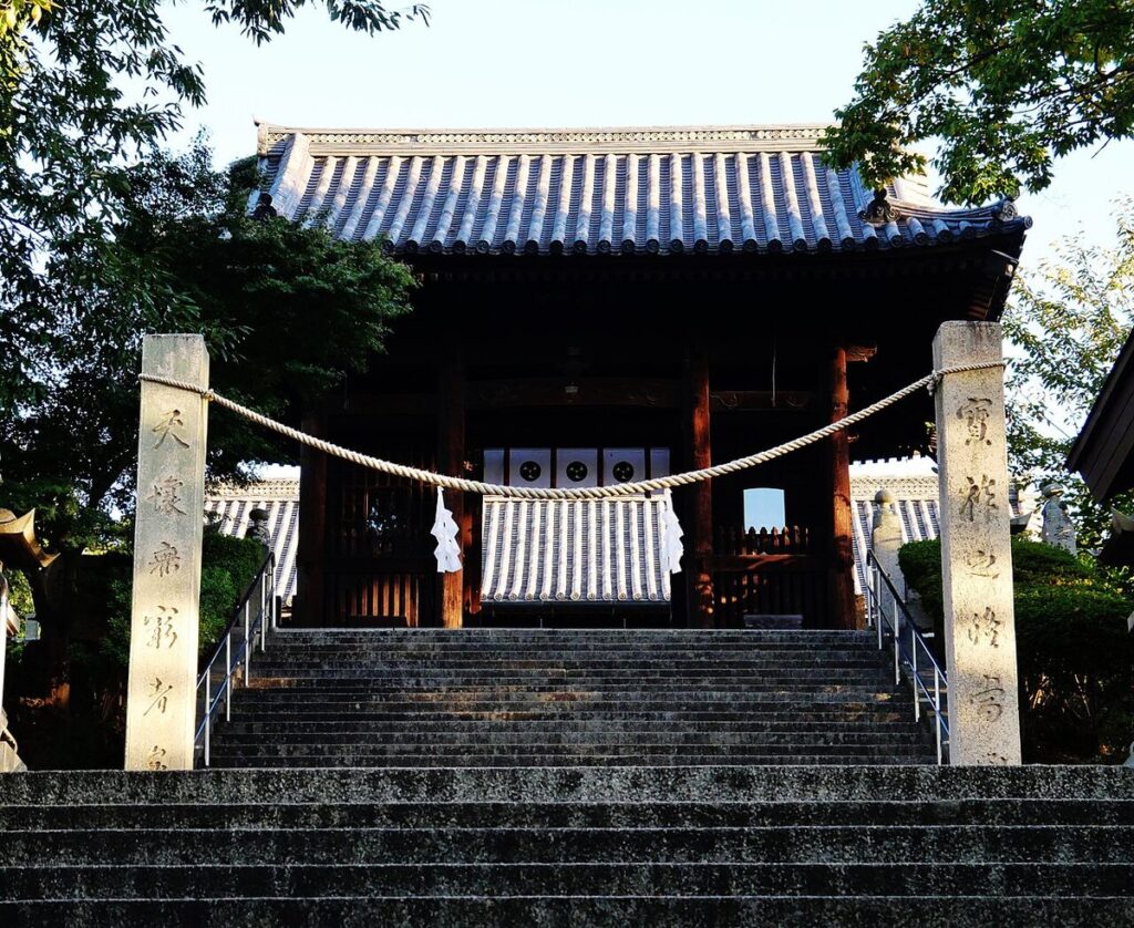 阿智神社の随神門と石段