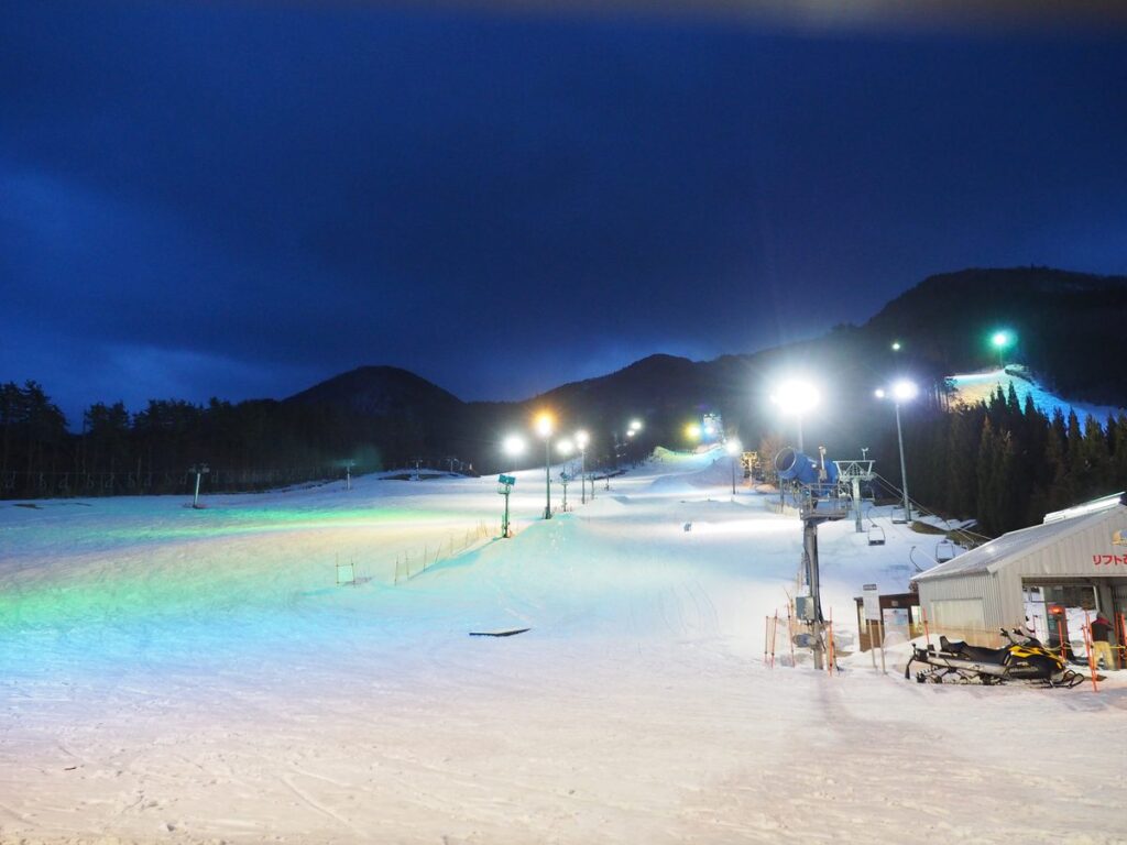 ひるぜんベアバレースキー場のナイター（真庭市蒜山）