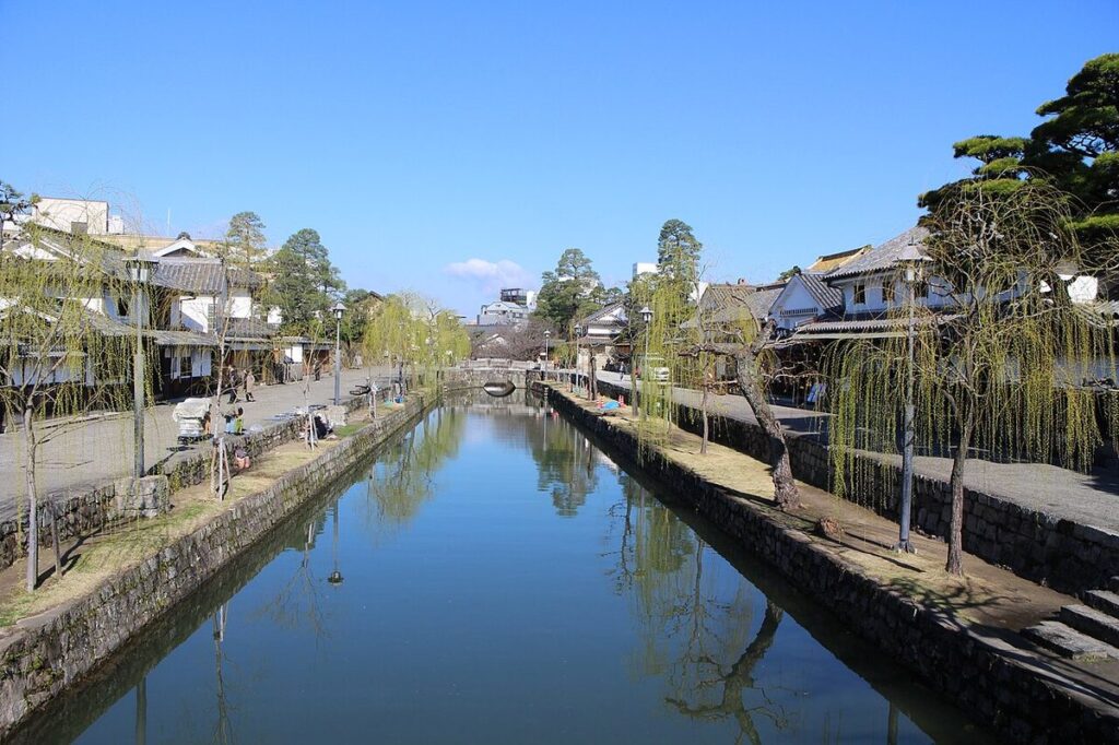 倉敷美観地区 倉敷川沿いの白壁と柳並木