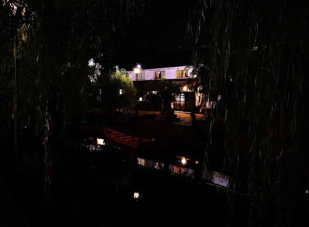 夜間景観照明に照らされた倉敷川畔