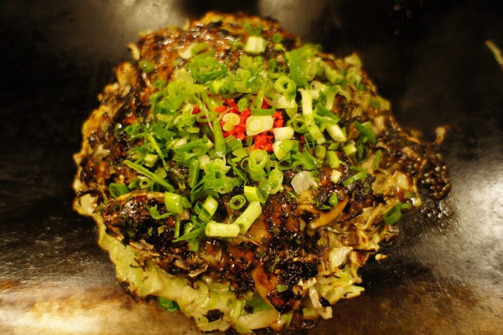 鉄板で焼き上がった日生のカキオコ