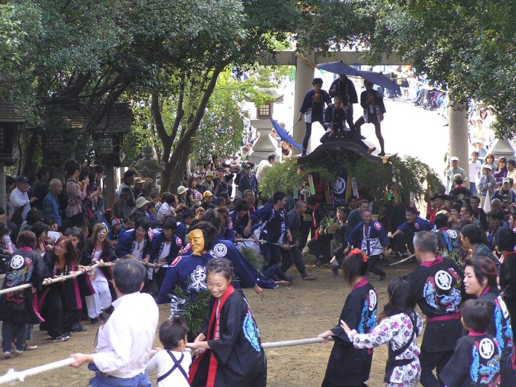 倉敷市児島の秋祭りで参道を上るだんじり