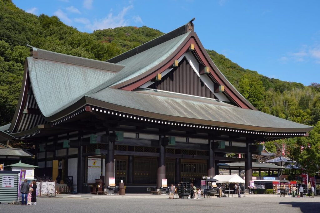 最上稲荷の本殿(霊光殿)