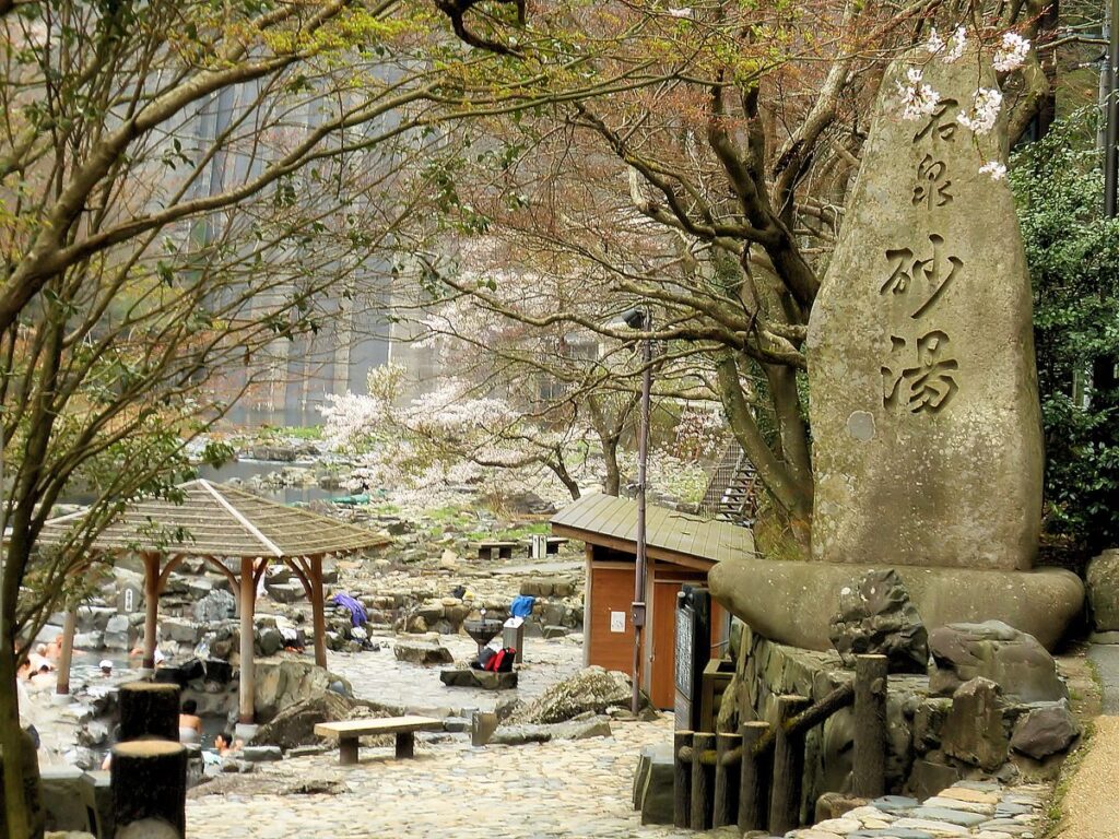 湯原温泉の露天風呂「砂湯」(真庭市)