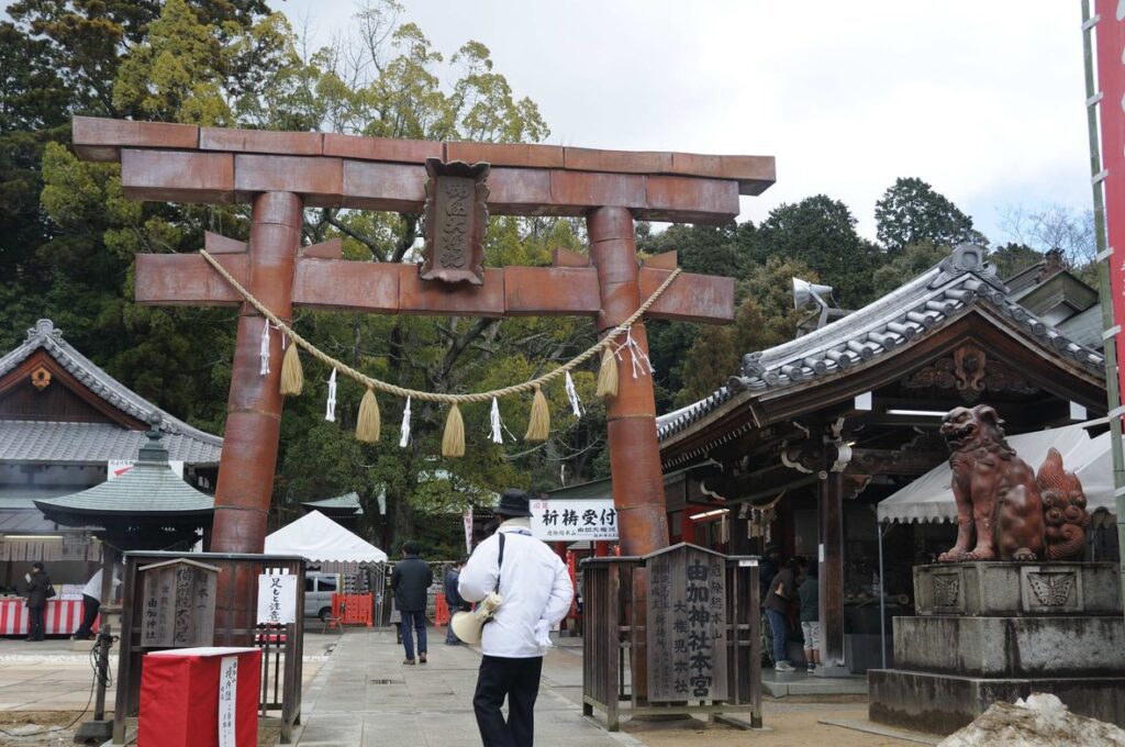 由加神社本宮の備前焼大鳥居